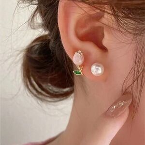 BRAND NEW 💐 Flower Tulip Stud Earrings With Faux Pearl Elegant